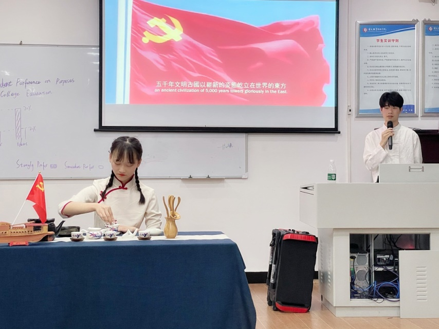 学生展示茶艺技能.png 学生展示茶艺技能.png