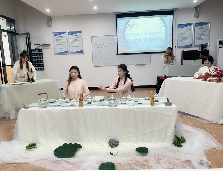 学生展示茶艺技能1.png 学生展示茶艺技能1.png