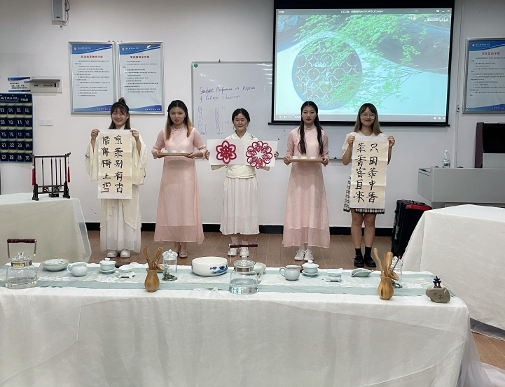 学生展示剪纸和书法作品.png 学生展示剪纸和书法作品.png