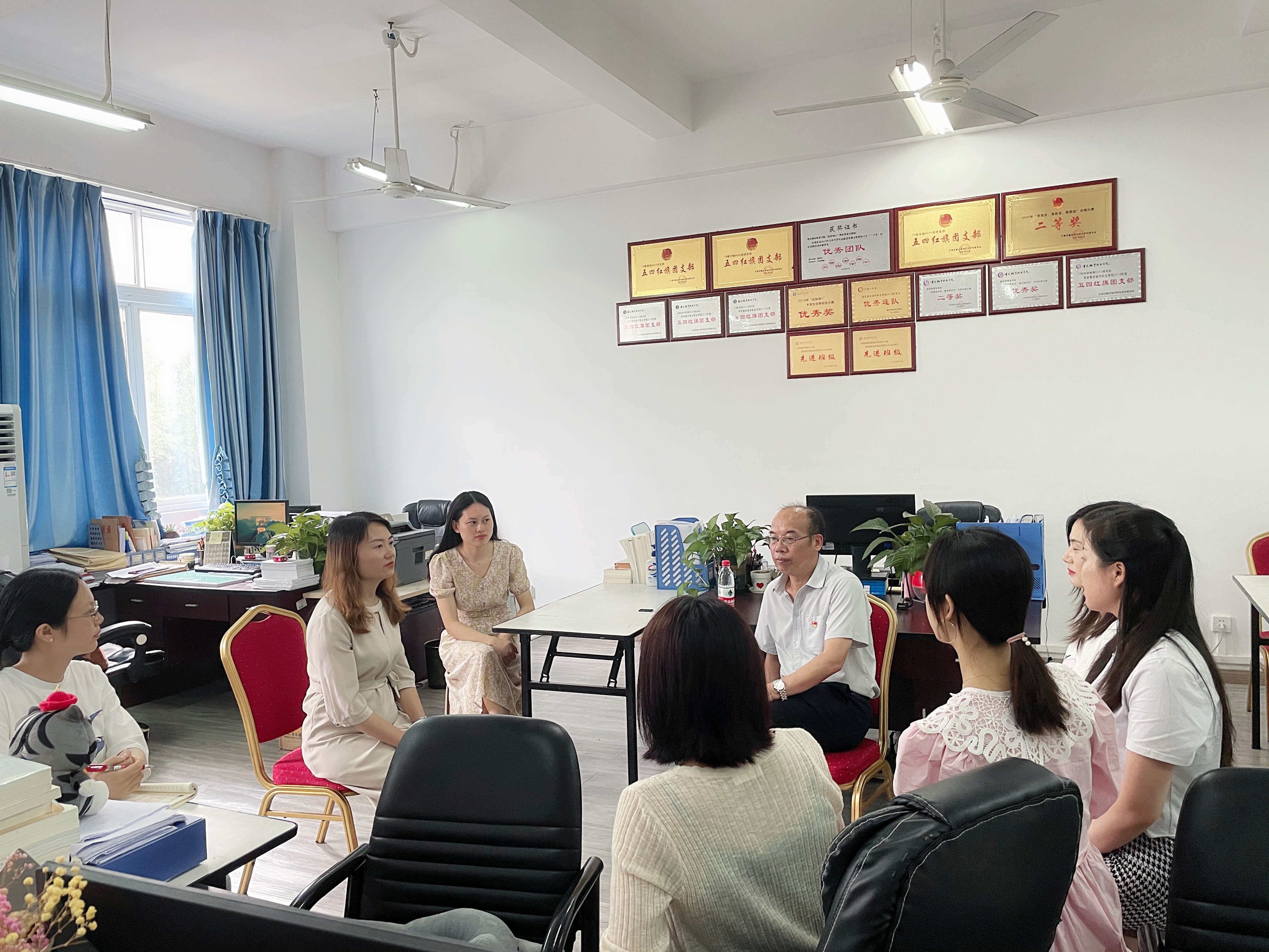 文斌副校长与旅游管理系学生管理团队座谈中.jpg 文斌副校长与旅游管理系学生管理团队座谈中.jpg