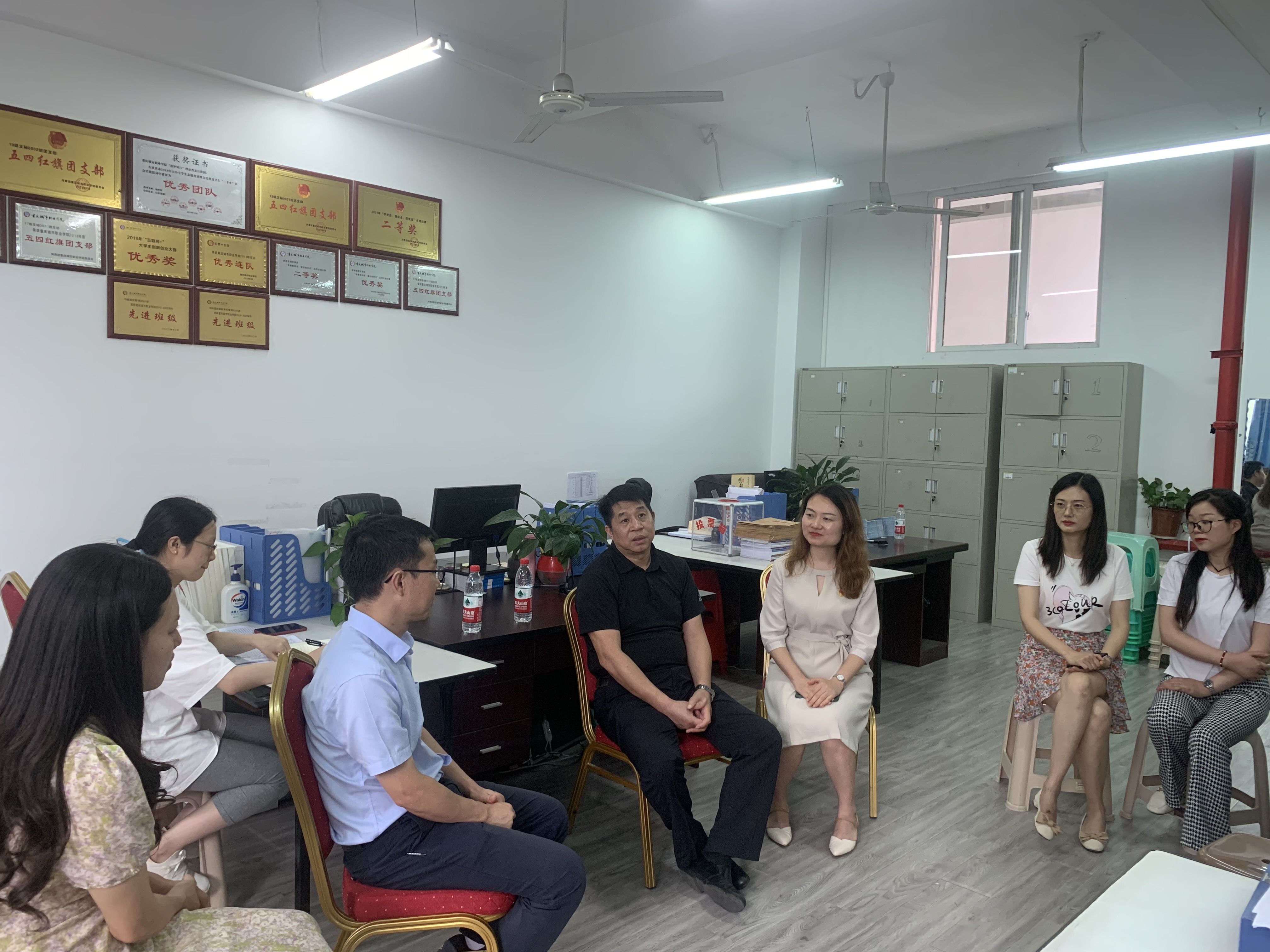 朱传书书记与旅游管理系教职工座谈中.jpg 朱传书书记与旅游管理系教职工座谈中.jpg