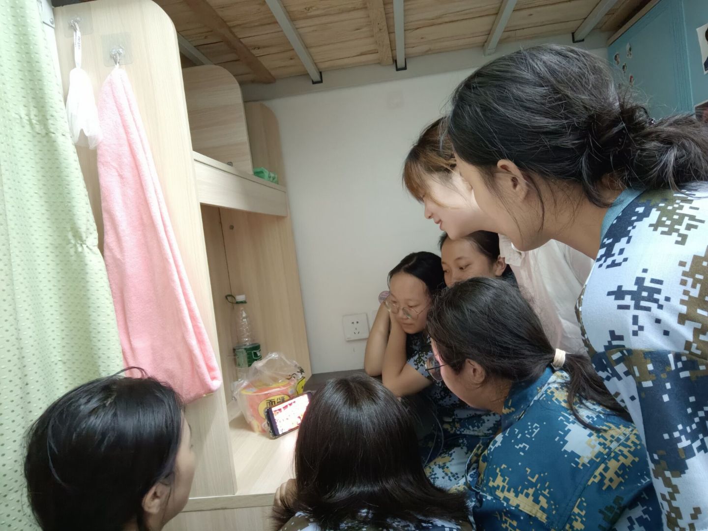 做爱视频
正在军训的大一新生在寝室组织观看.jpg