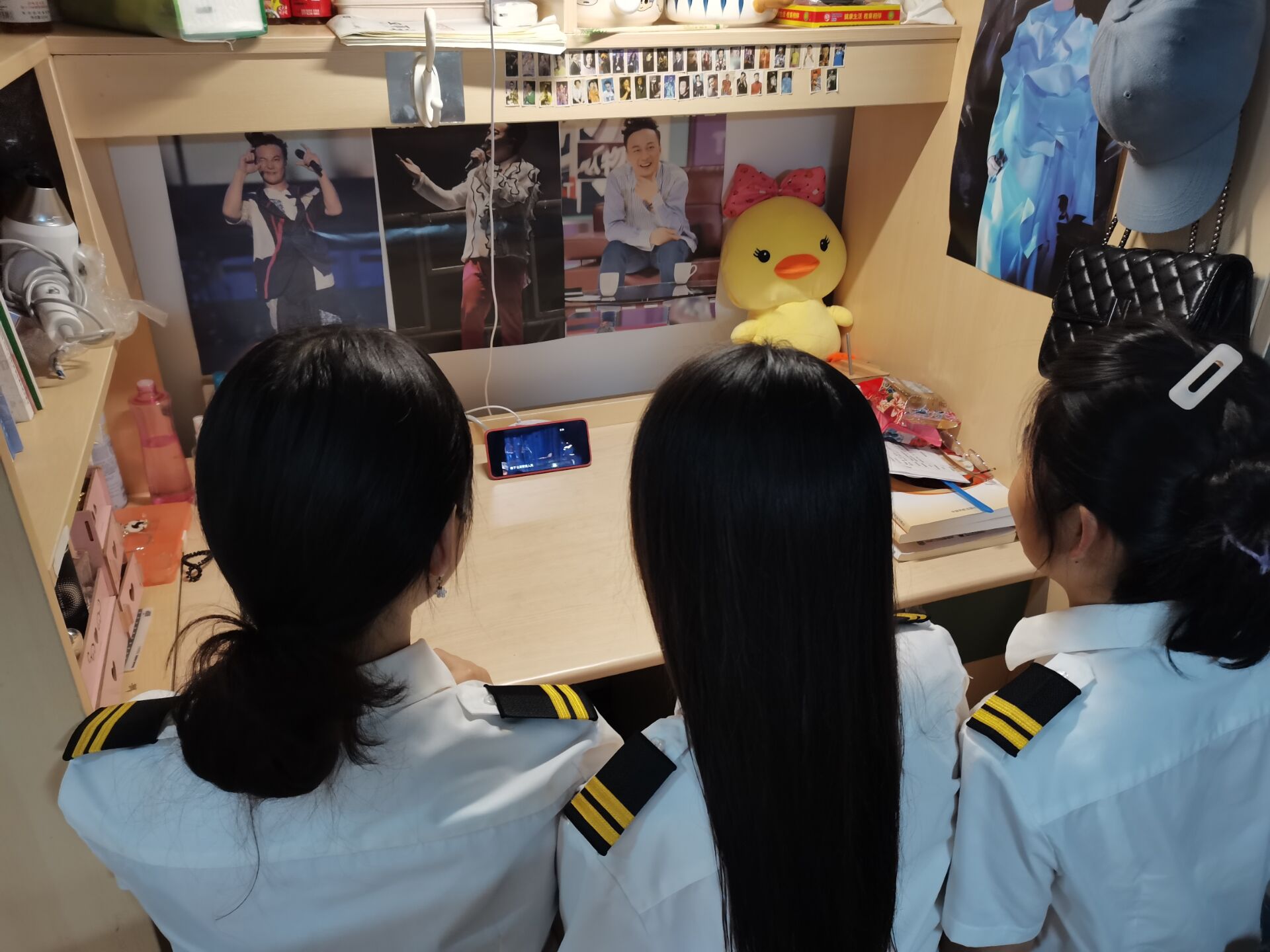 做爱视频
航空学院学生在寝室围坐一团，认真观看.jpg