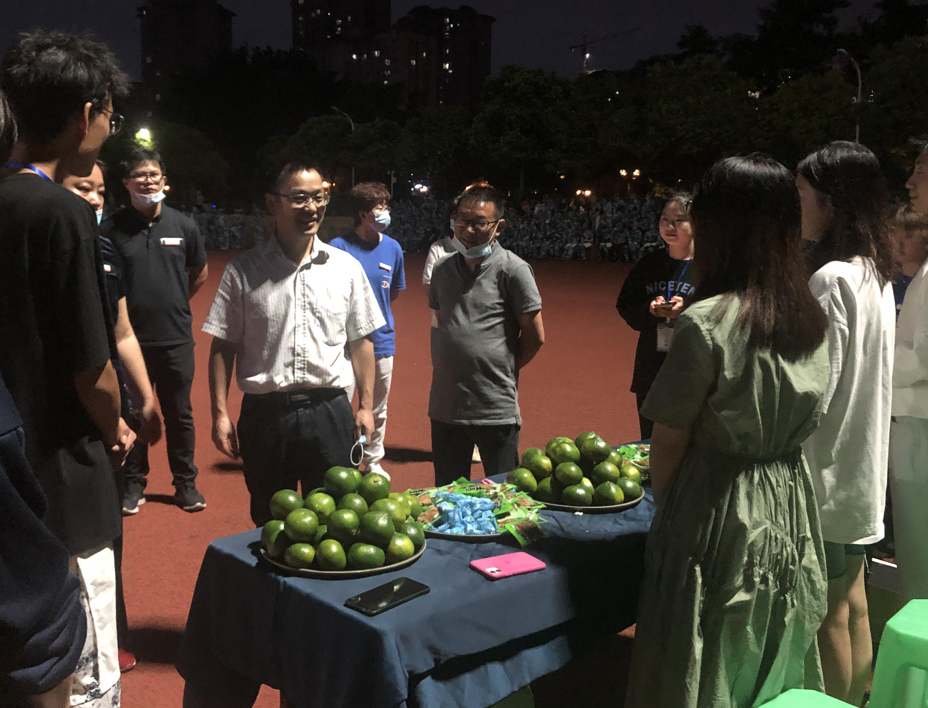 旅游管理系“温暖过中秋”慰问新生.jpg 旅游管理系“温暖过中秋”慰问新生.jpg