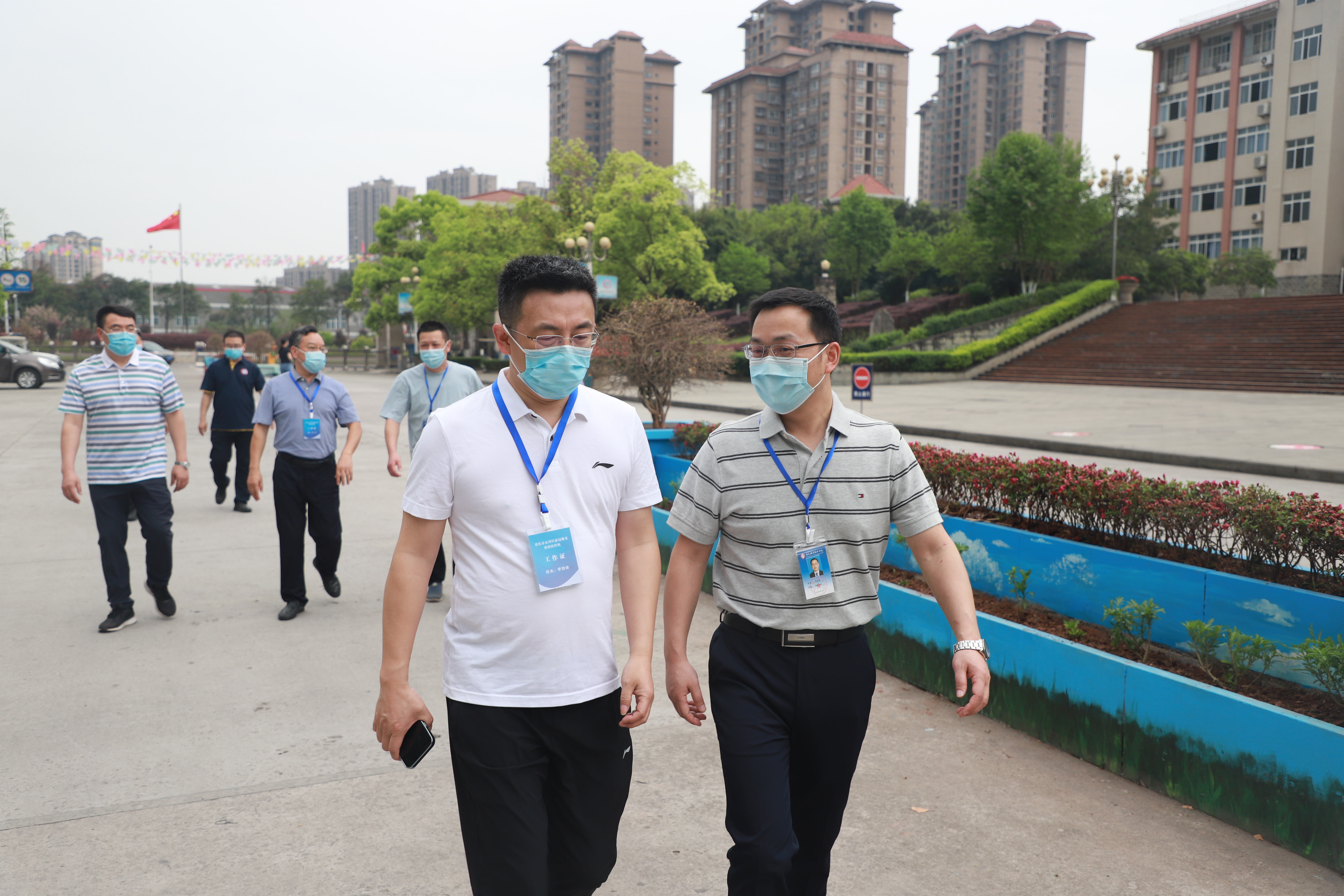 3月20日，市教委副主任李劲渝率队督导做爱视频
疫情防控工作，张绍荣书记介绍做爱视频
疫情防控工作.JPG