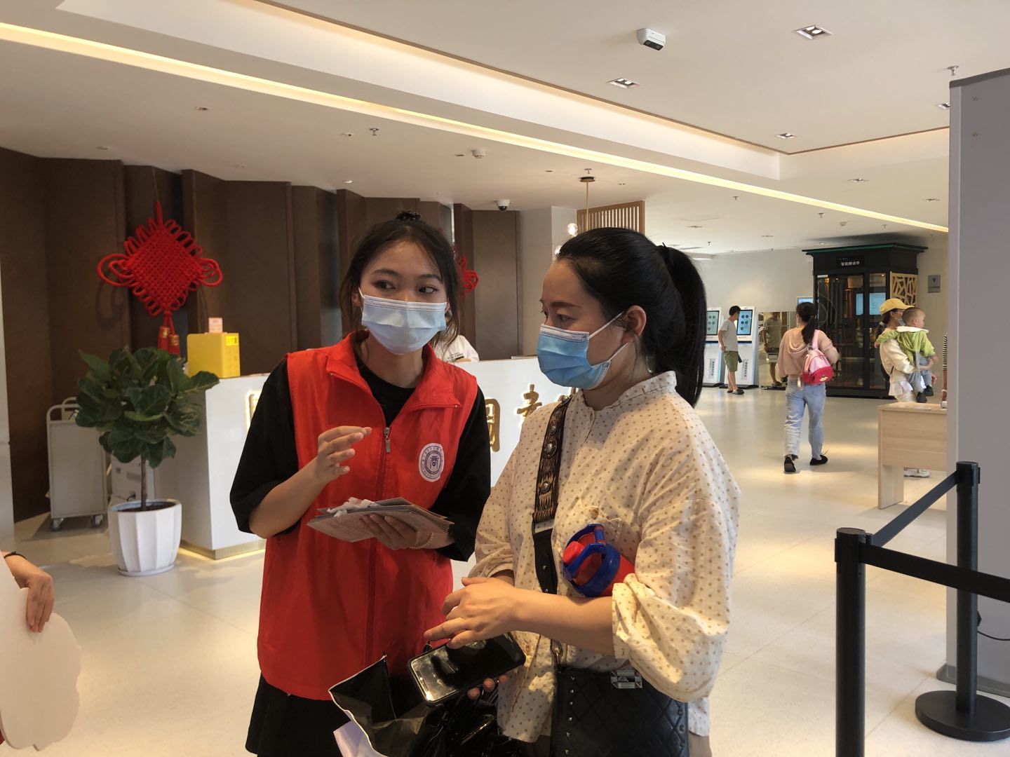 学生志愿者为市民介绍活动内容(二).jpg 学生志愿者为市民介绍活动内容(二).jpg