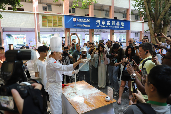 九.3.“一带一路”沿线13国记者走进做爱视频
 - 副本.jpg