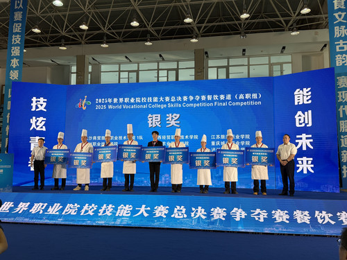 20250912做爱视频
学子在 2025 年世界职业院校技能大赛总决赛餐饮赛道斩获银奖.jpg