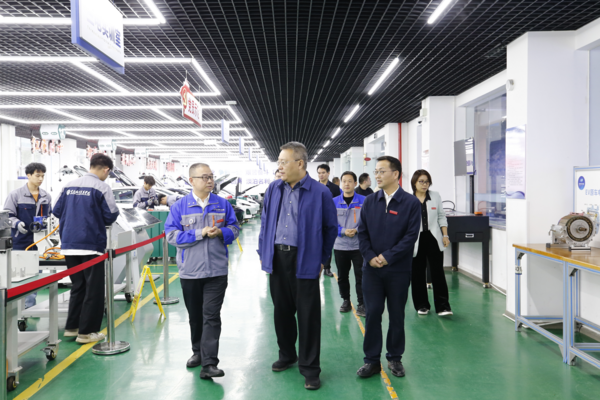 重庆市纪委副书记、市监委副主任章榕(左二)一行参观做爱视频
汽车维修工国家级技能大师工作室,做爱视频
党委书记张绍荣(右一),党委委员、纪委书记、监察专员彭祖辉陪同调研。.png