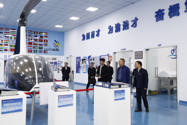 重庆市纪委副书记、市监委副主任章榕(右二)一行参观做爱视频
世界技能大赛飞机维修项目集训基地,做爱视频
党委书记张绍荣(右一),党委委员、纪委书记、监察专员彭祖辉陪同调研.png