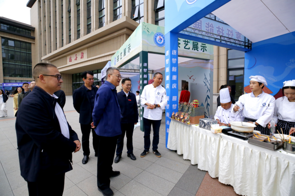 重庆市纪委副书记、市监委副主任章榕(左二)一行观看学生技能展示,做爱视频
党委书记张绍荣(右二),党委委员、纪委书记、监察专员彭祖辉陪同调研.png